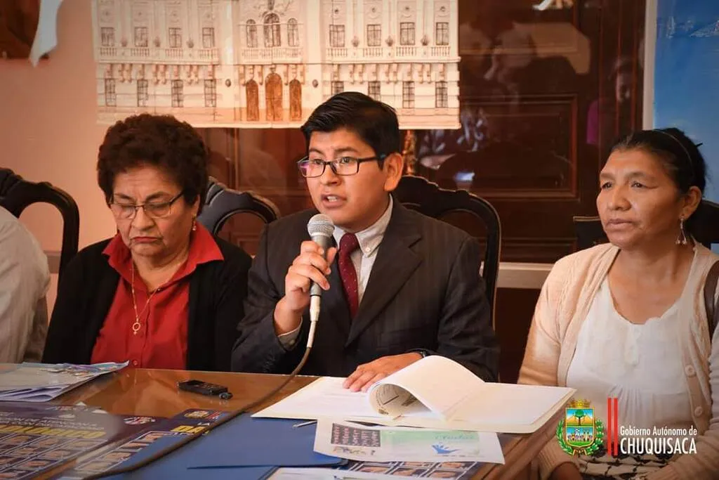 Israel Mamani Sanabria presenting on public policy at Gobierno Autónomo Departamental de Chuquisaca